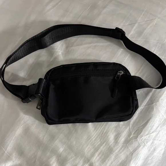 Ray-Ban Authentic Black Belt/Waist
Bag / Fanny Pack - NWOT - Picture 3 of 4